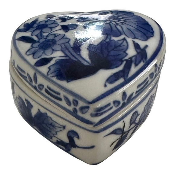Heart Box Blue White Enameled Jewelry Box Floral Hand-painted Porcelain Lid Box - Picture 3 of 7
